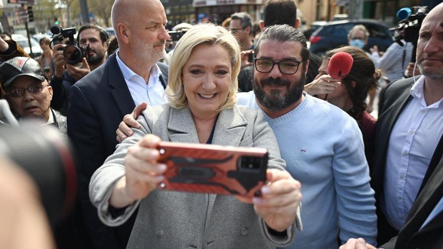 La campaña francesa echa el telón con Le Pen pisando los talones a Macron