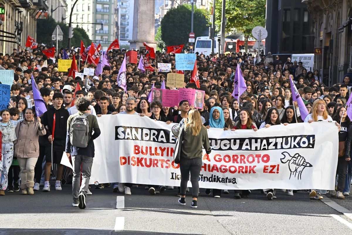 Estudiantes salen a la calle en Bilbao contra el 'bullying'
