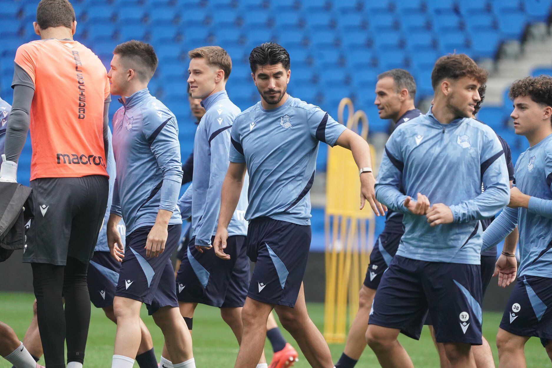 El entrenamiento de la Real a puerta abierta en Anoeta, en imágenes