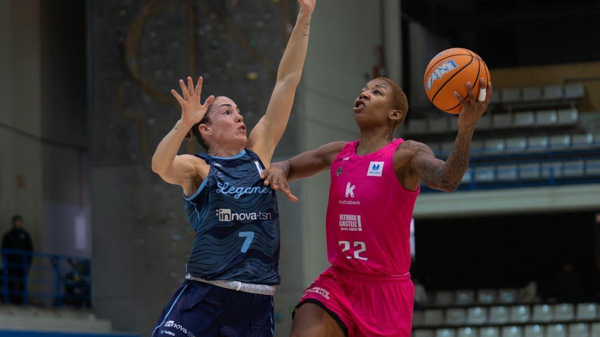 Dominique Toussaint busca canasta frente al Leganés.