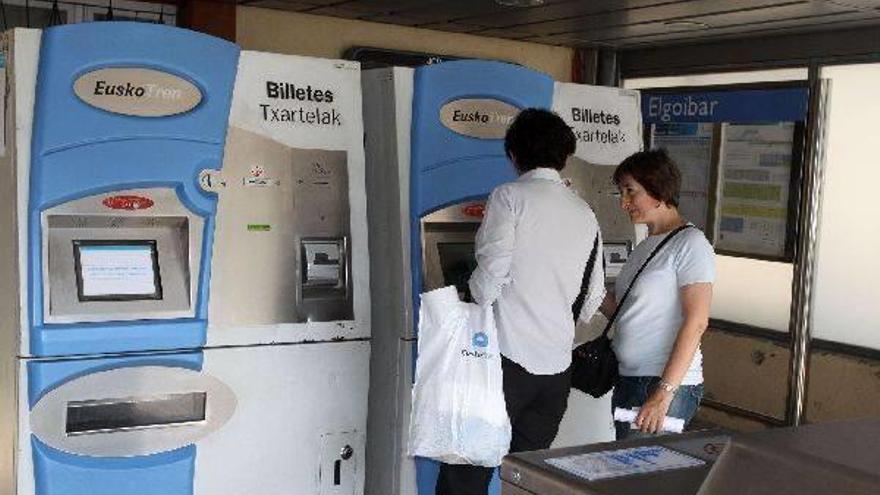 Sacando un billete en la estación de Elgoibar.