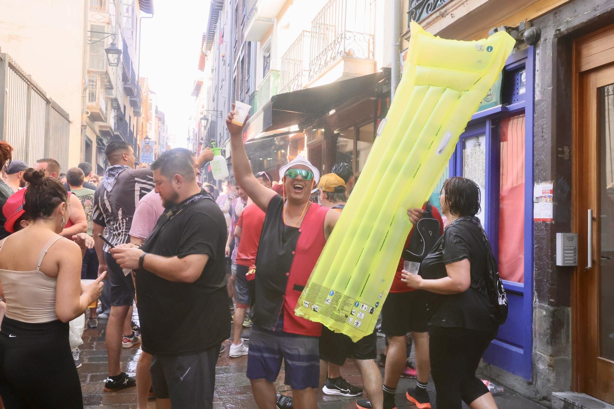 En imágenes: Vitoria sale a la calle a celebrar La Blanca tras el txupinazo