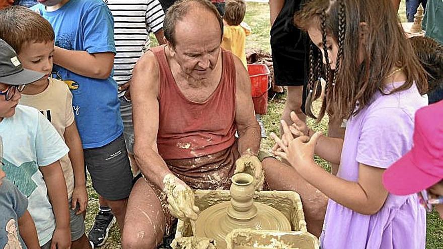 Los más txikis pudieron aprender en un taller de alfarería.