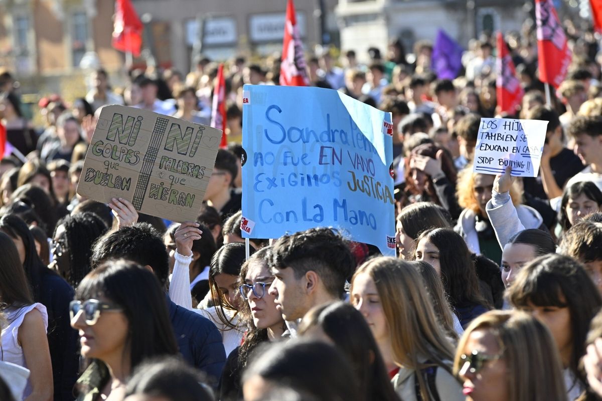 Estudiantes salen a la calle en Bilbao contra el 'bullying'