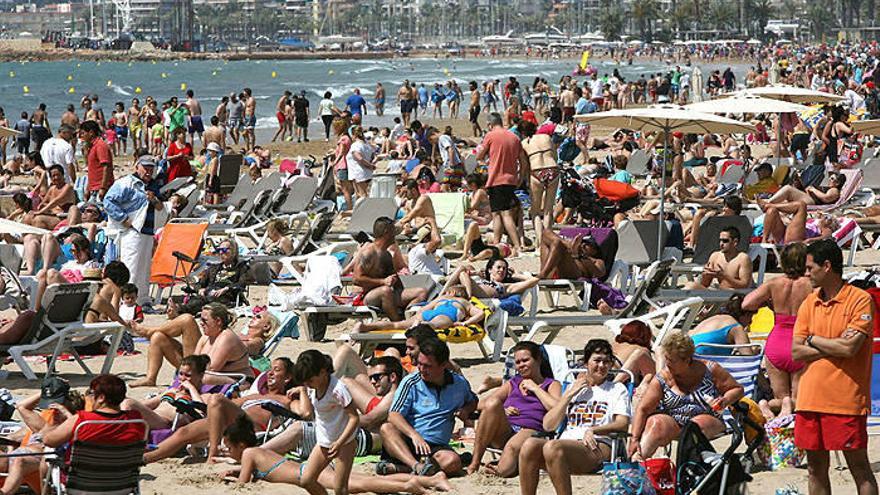 La playa de Levante de Salou, abarrotada de gente