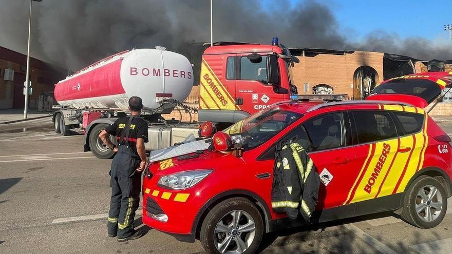 Un numeroso dispositivo de bomberos trabaja en evitar que se propague un incendio en un polígono en Vinaròs