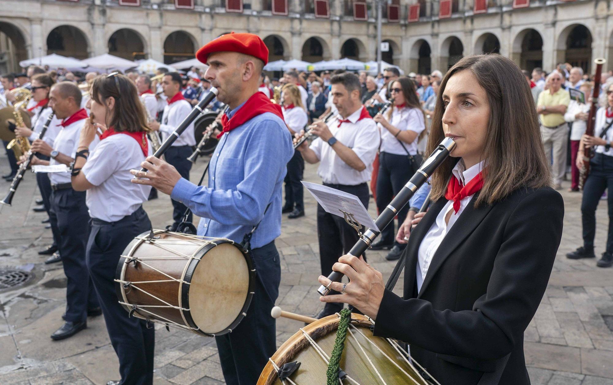 En imágenes: Las dianas llaman a la fiesta en la Plaza Nueva