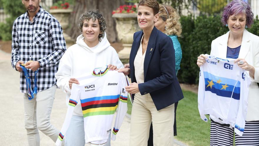 María Chivite recibe a Paula Ostiz en el Palacio de Navarra