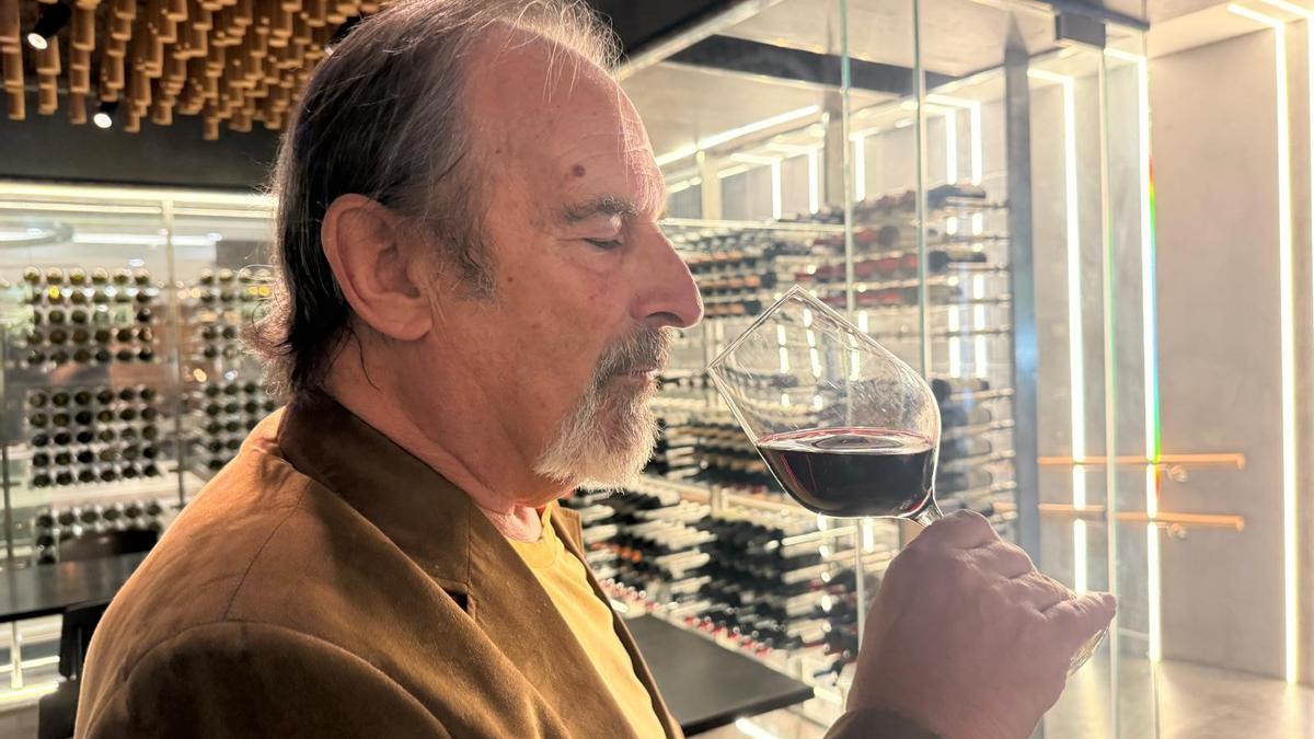 Manu Herrero, degustando una copa de vino
