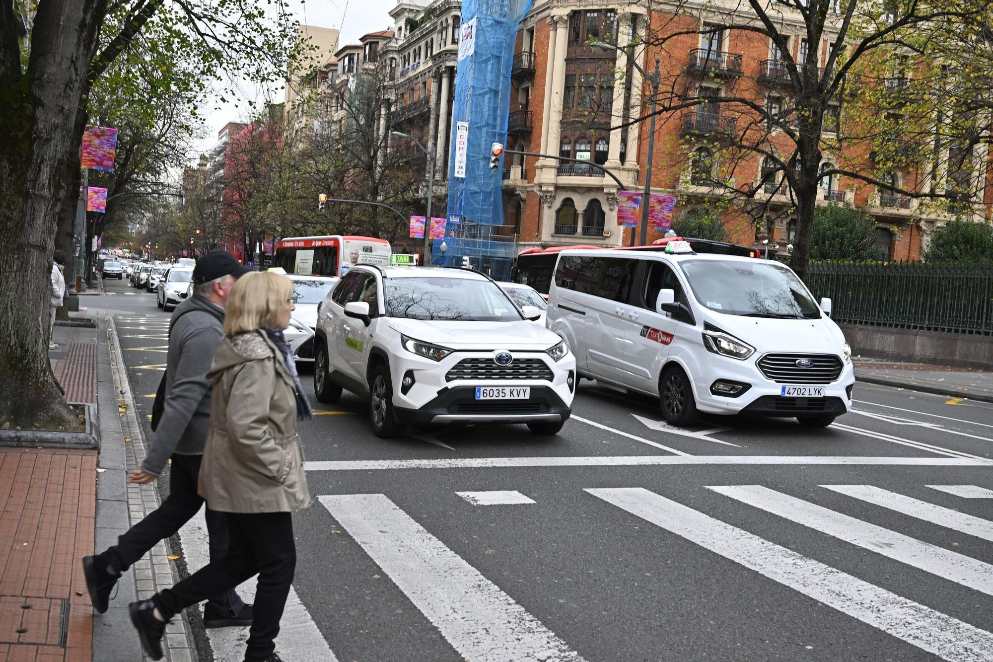 En imágenes: los taxistas vascos se movilizan para denunciar la "impunidad" de las VTC