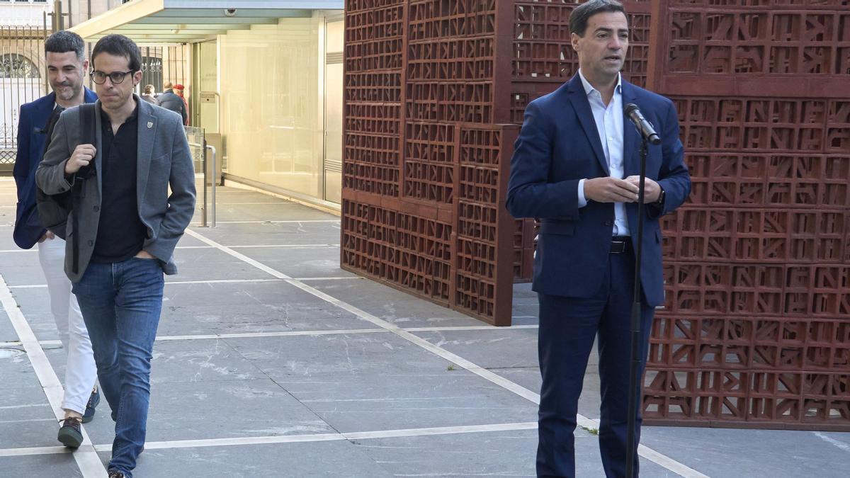 El portavoz de EH Bildu en el Parlamento Vasco, Pello Otxandiano, con Ikoitz Arrese, pasa ante el lehendakari Pradales en el Parlamento Vasco