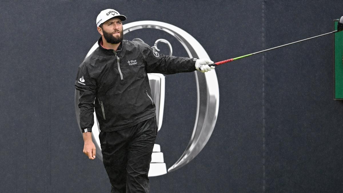 Jon Rahm marca la trayectoria de una bola en la jornada final de The Open en Royal Liverpool.