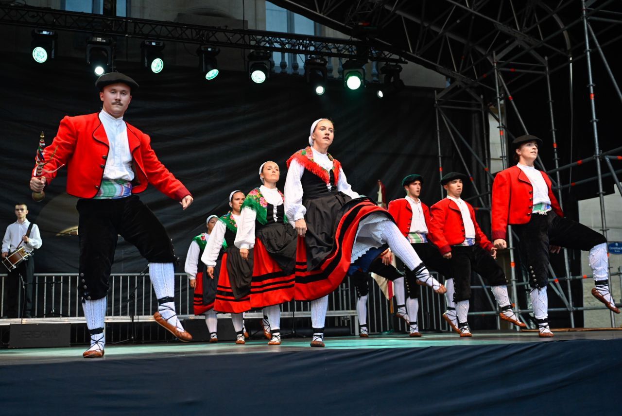 [Fotos] Donostia baila con Goizaldi Dantza Taldea