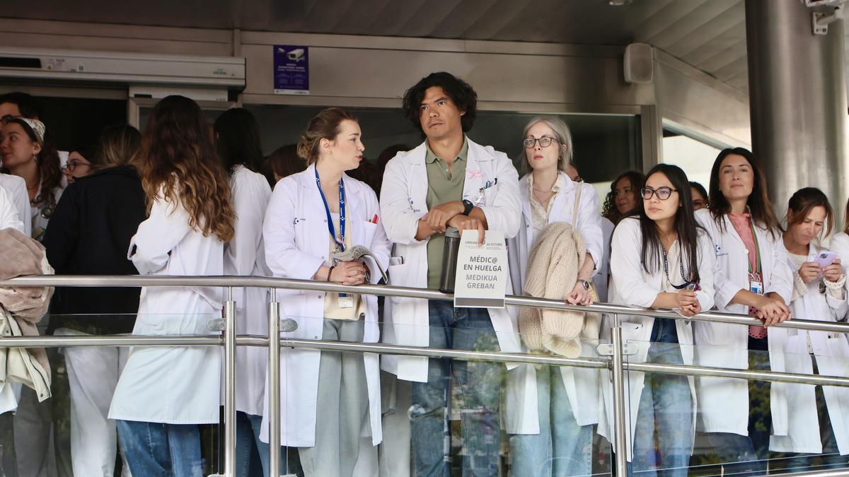 En imágenes: Médicos en huelga exigen un estatuto marco propio en Txagorritxu