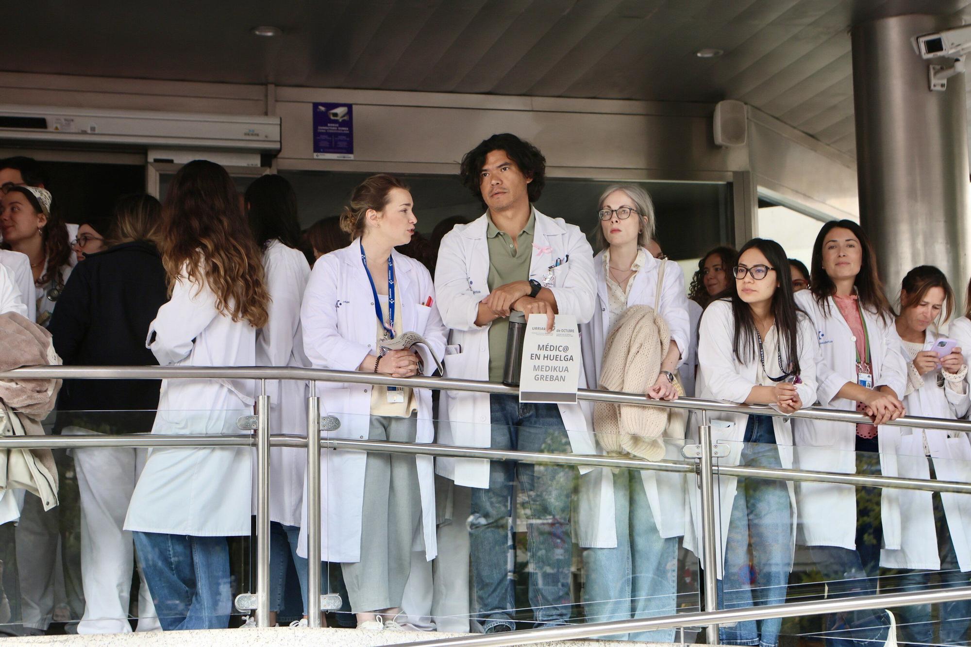 En imágenes: Médicos en huelga exigen un estatuto marco propio en Txagorritxu