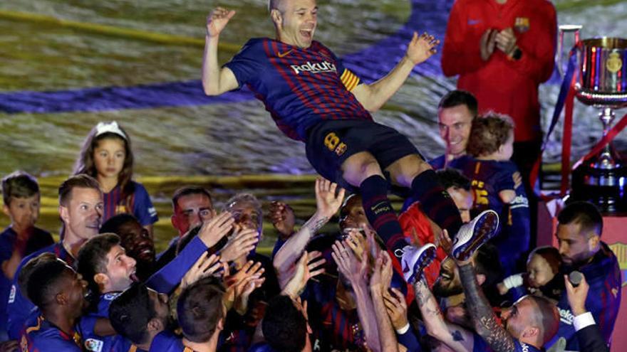 Iniesta, manteado por sus compañeros.