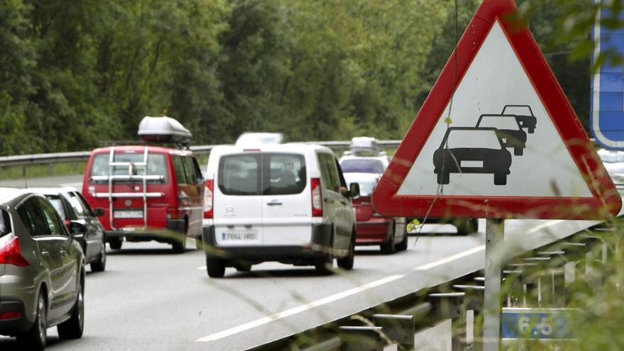 Tres vehículos accidentados por un árbol caído en la AP-8 en Irun