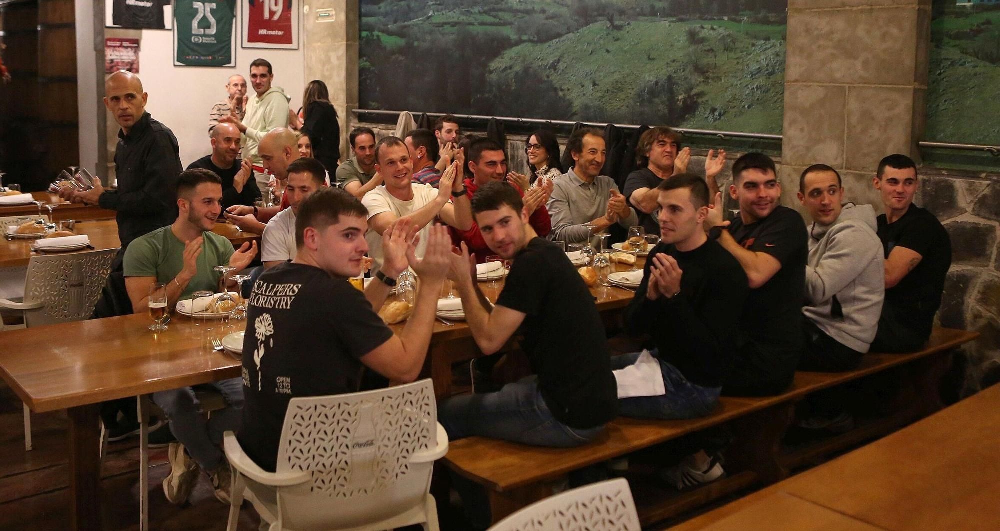 La celebración de la victoria de Peio Etxeberria.