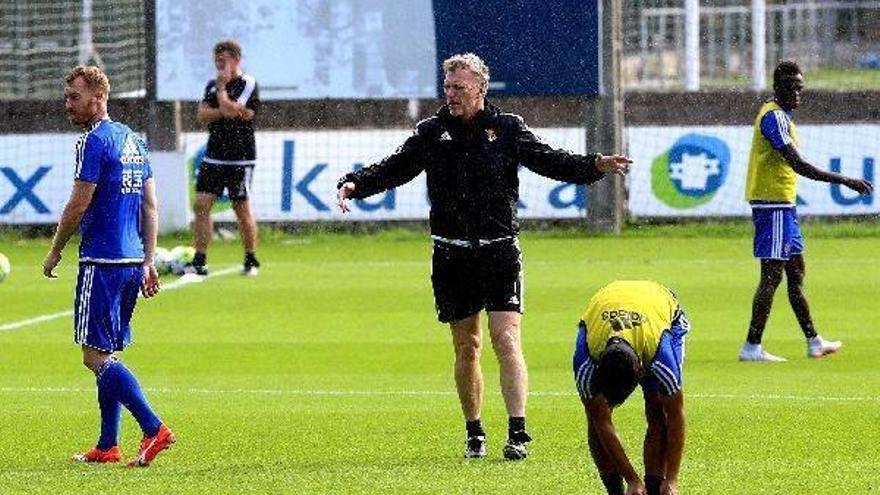 David Moyes da instrucciones a sus jugadores en Zubieta.