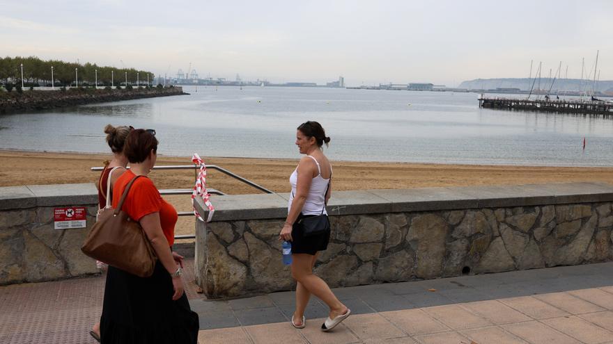 Desalojan la playa de Las Arenas tras encontrar un artefacto sospechoso