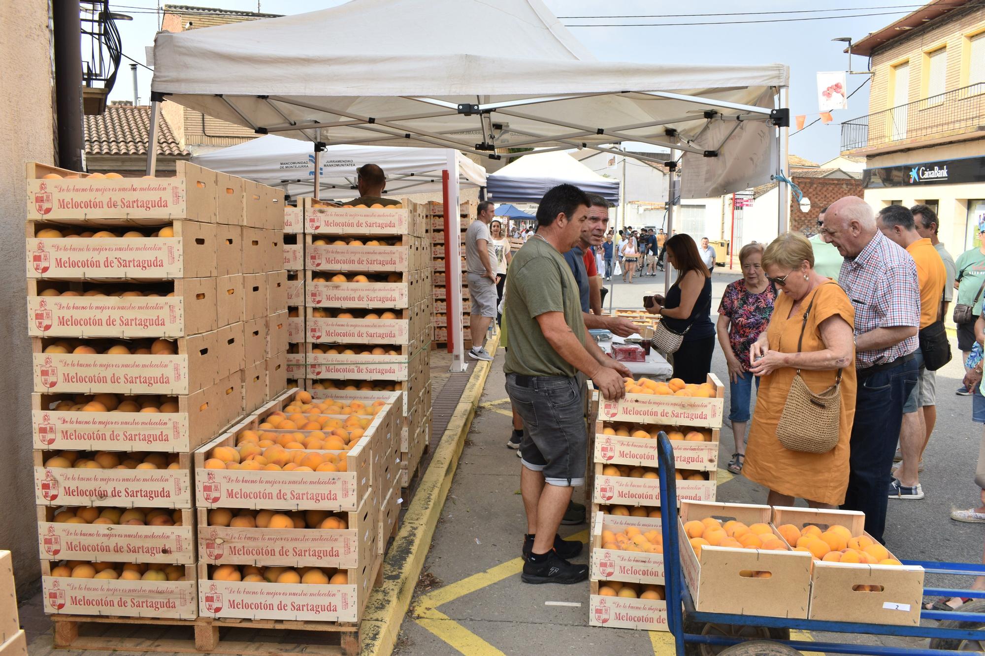 Fotos | Más fruta y más puntos de venta en la Feria del Melocotón de Sartaguda