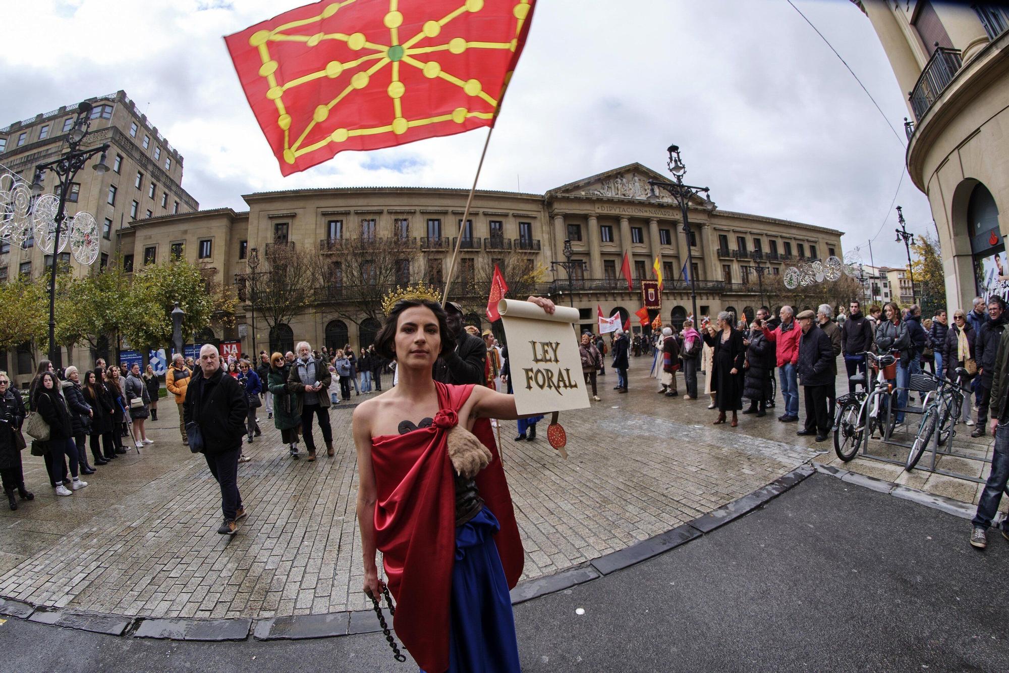 Fotos del homenaje a la estatua que corona el monumento que se erigió hace más de 100 años recordando la lucha popular en el Día de Navarra