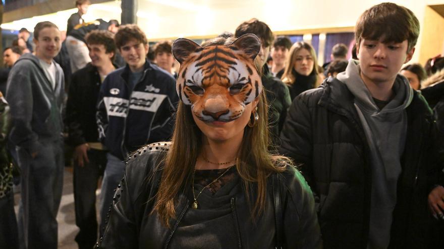 Cientos de curiosos acuden a la quedada de los ‘therians’ en Bilbao, finalmente anulada