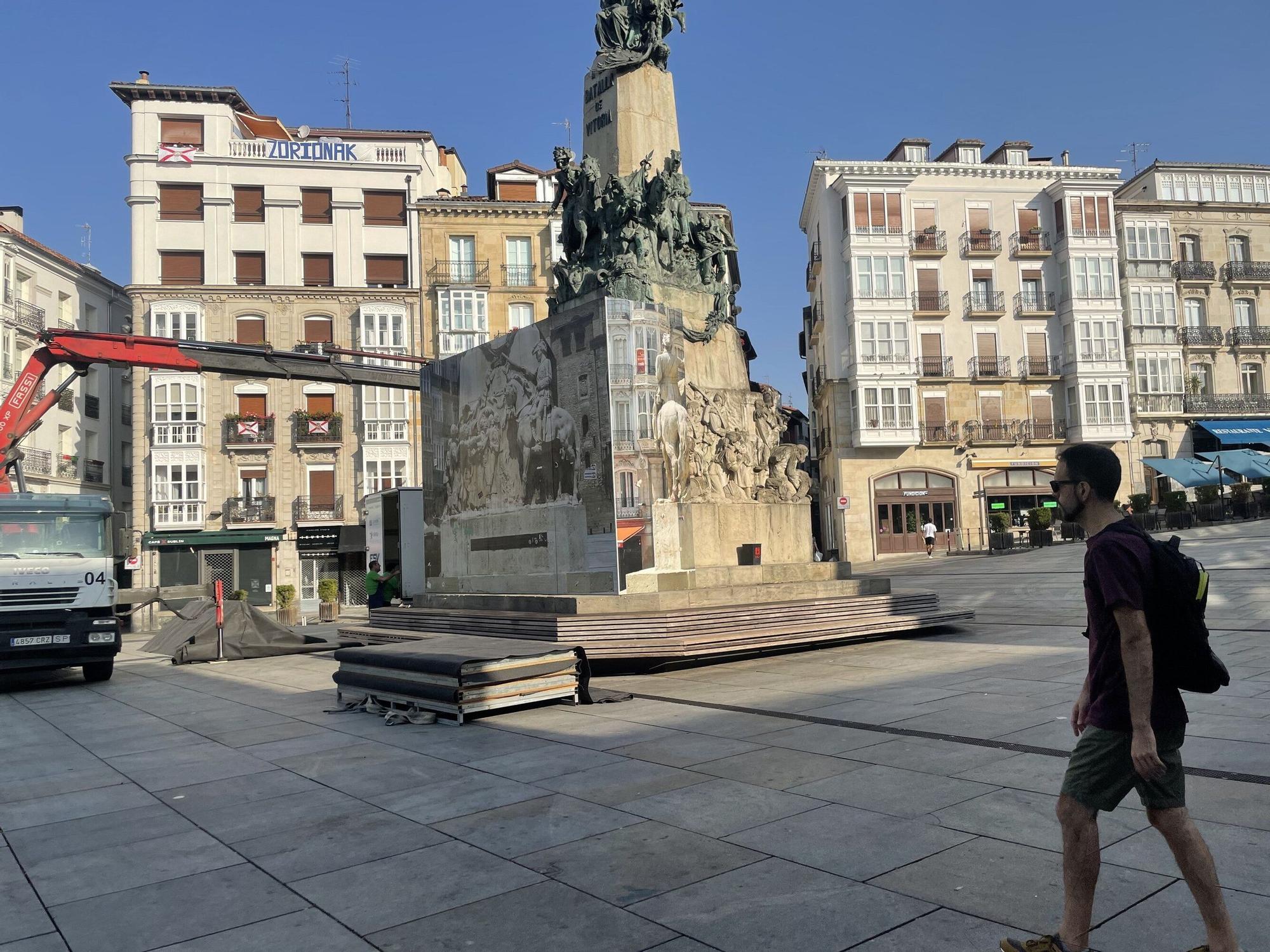 En imágenes: La Virgen Blanca recupera la estatua de musgo vegetal