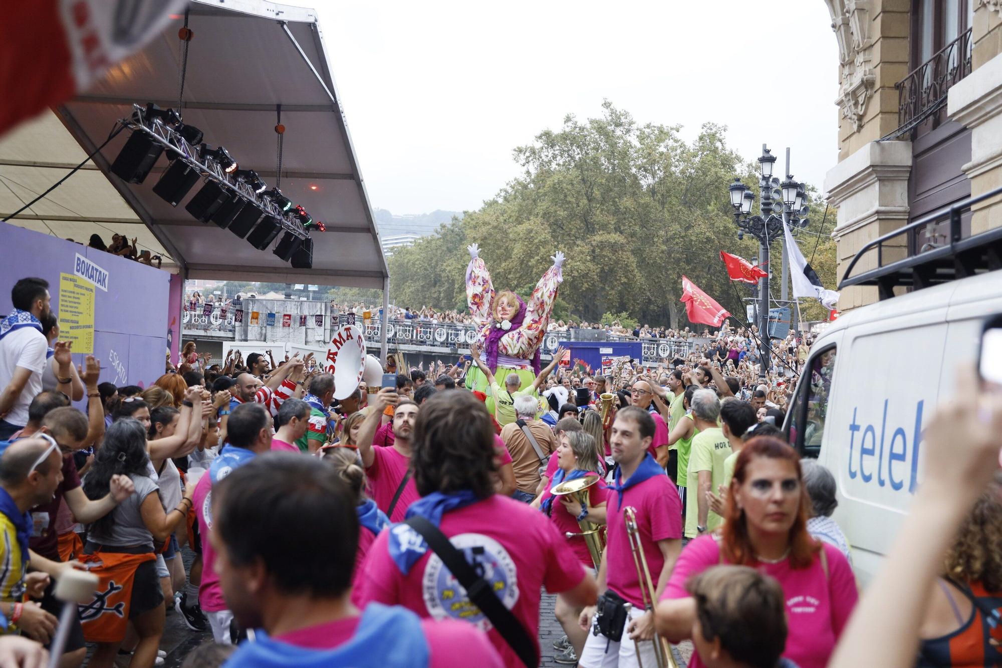 En imágenes: apertura de txosnas y toro de fuego