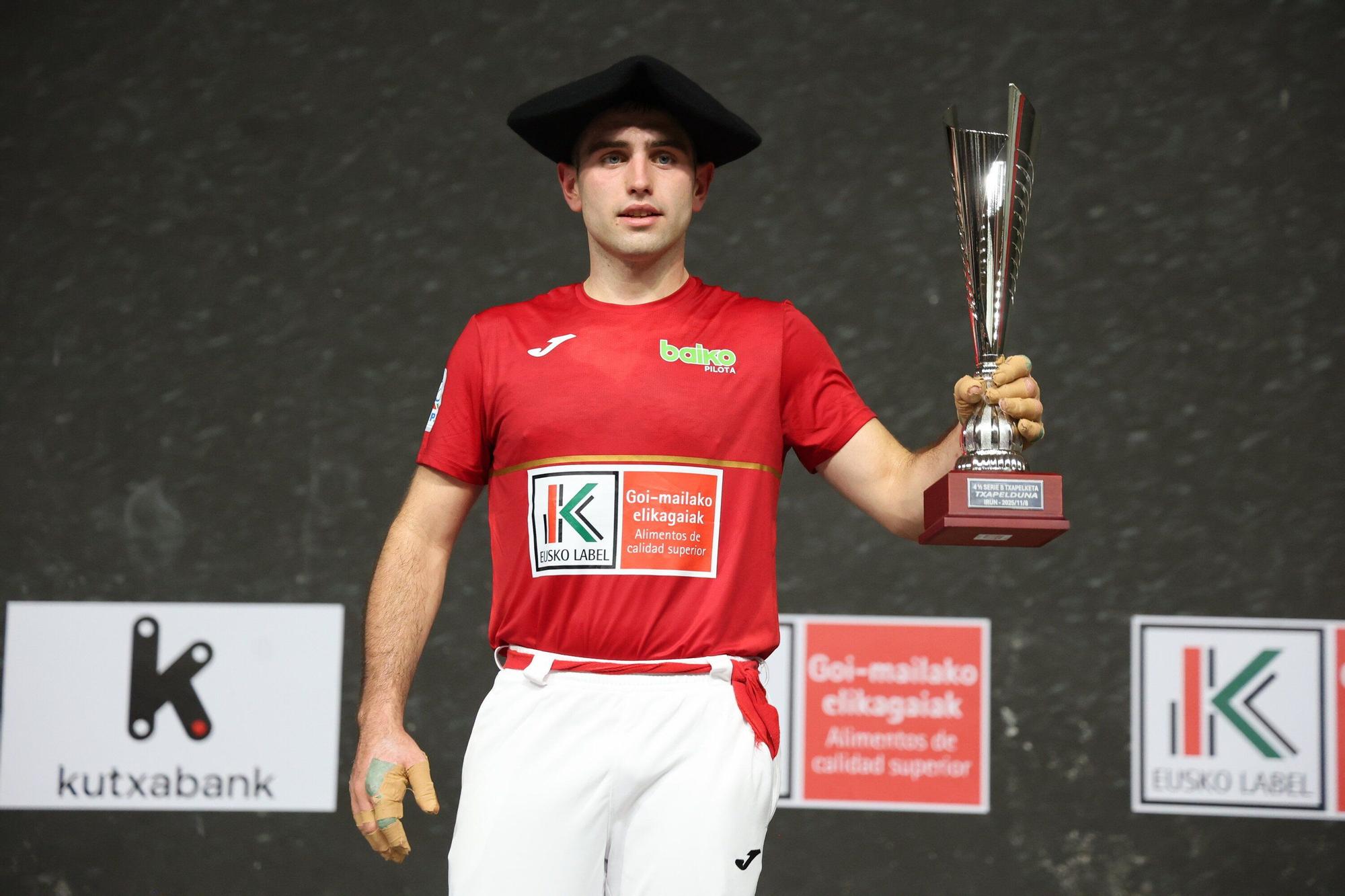 Beñat Senar, campeón del Cuatro y Medio Serie B después de derrotar a Unai Amiano en el frontón Uranzu de Irun.