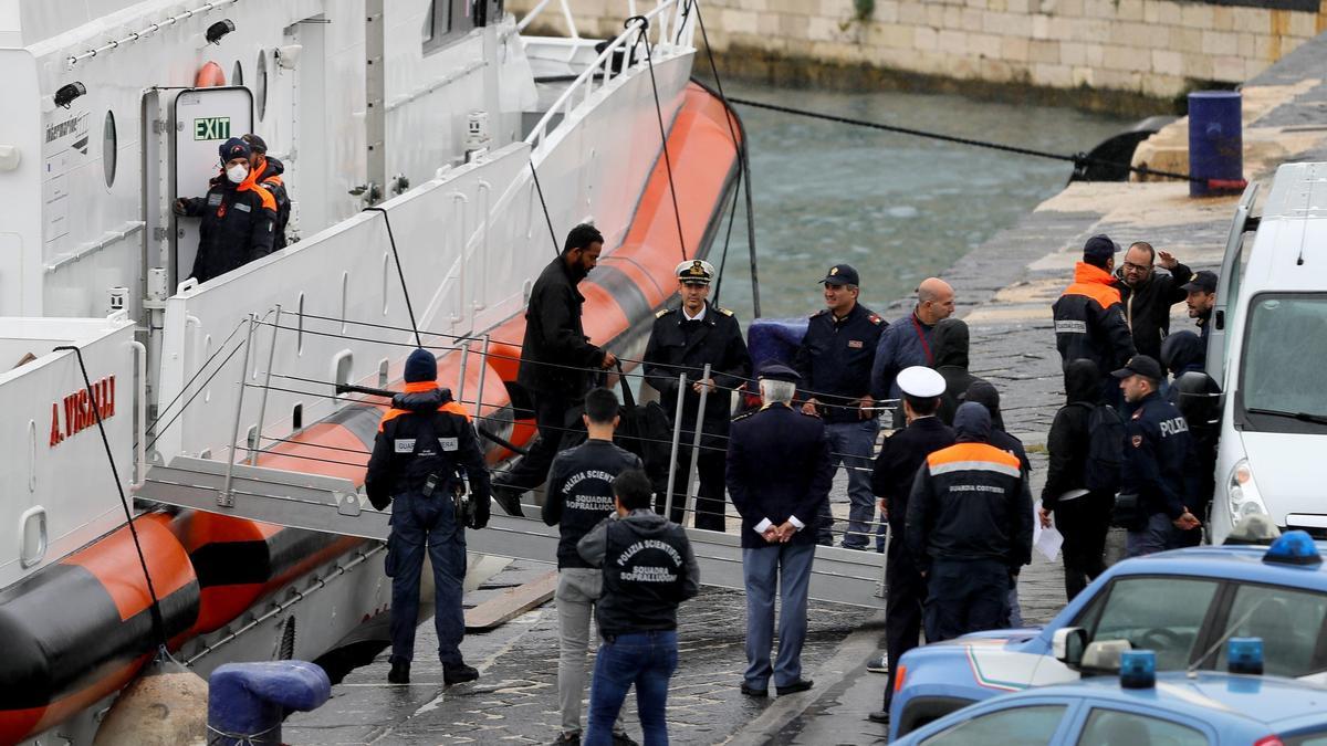 Los migrantes trasladados a Albania retornaron al puerto italiano de Bari por orden judicial.