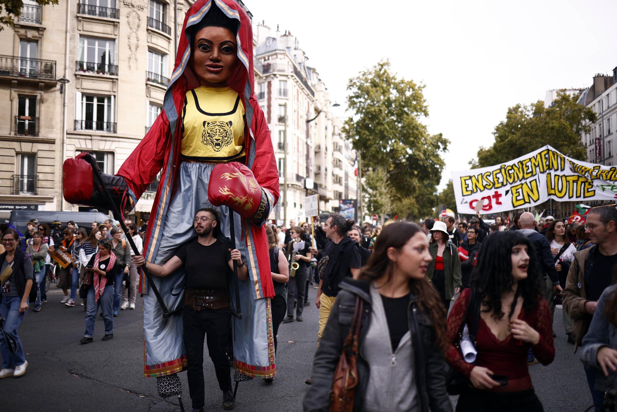 Miles de personas salen a las calles en Francia ante el plan presupuestario que perfila el primer ministro