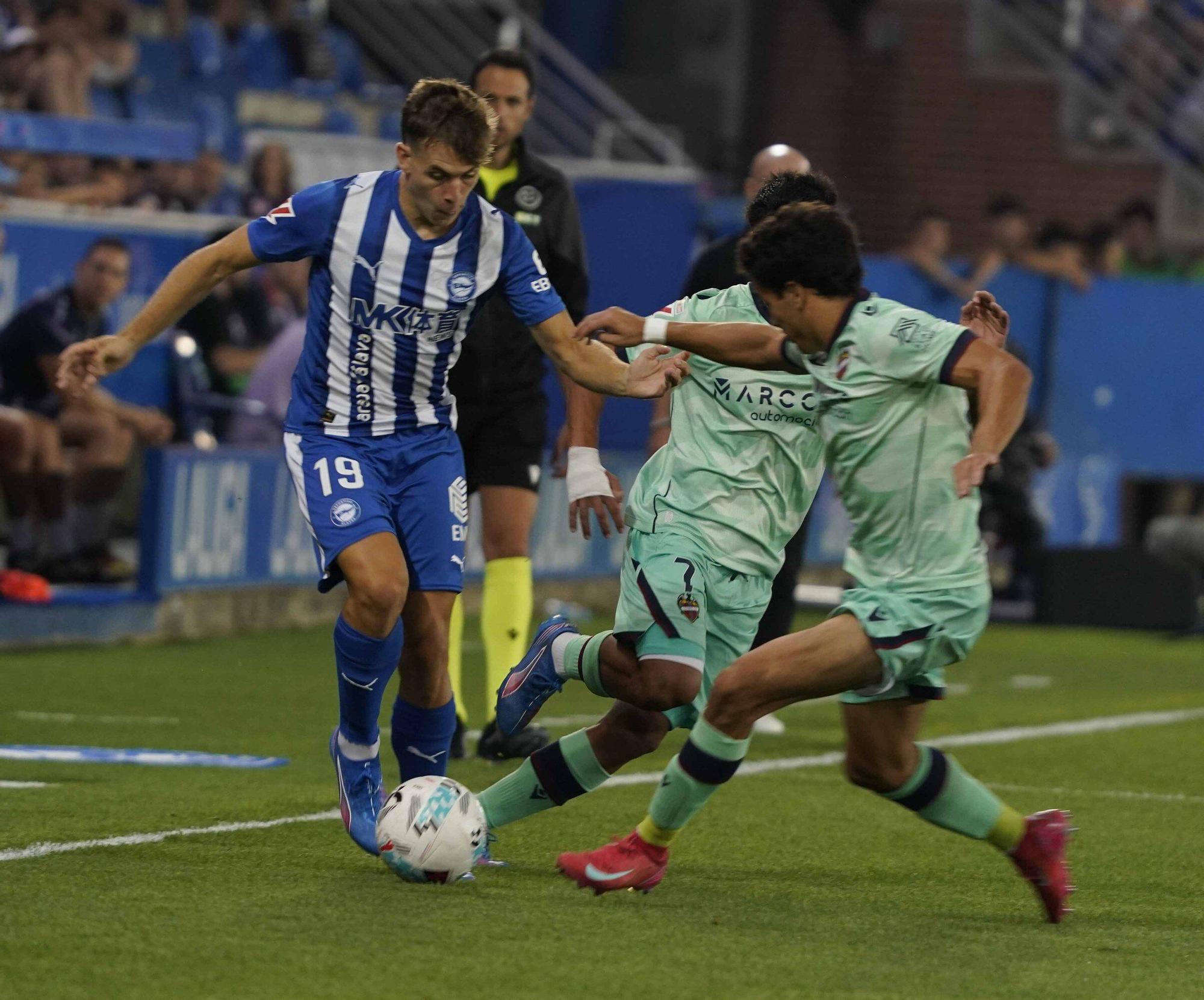 En imágenes: Así está siendo el debut liguero del Alavés contra el Levante