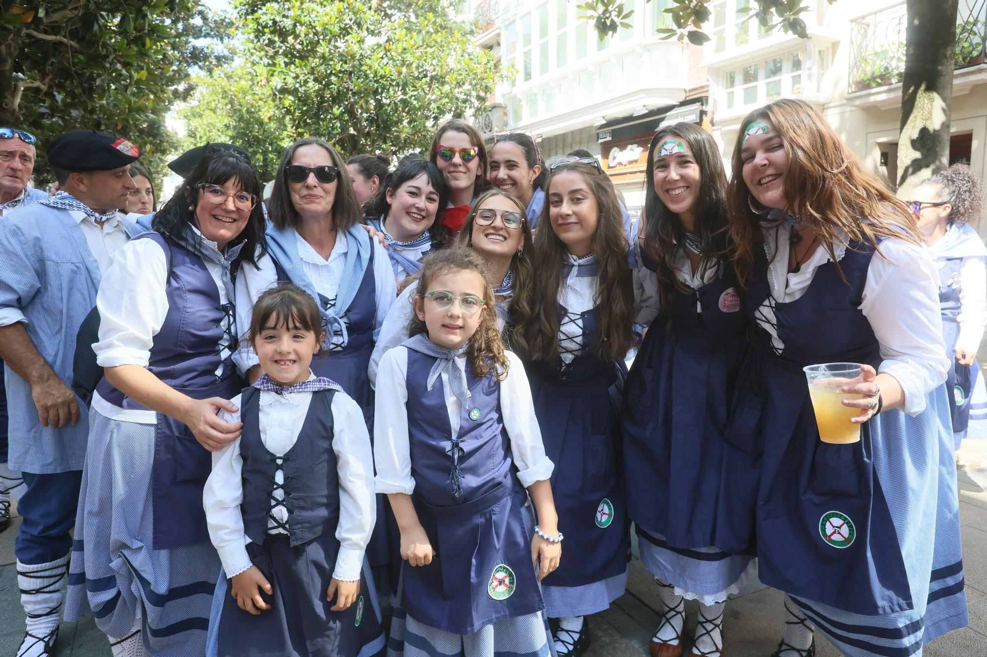 En imágenes: Blusas y neskas desfilan en una kalejira por Santiago