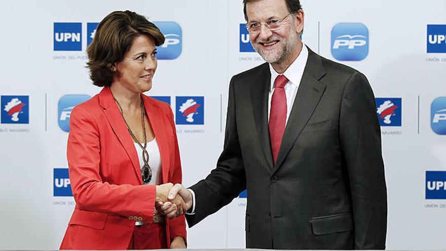 El presidente del Partido Popular (PP), Mariano Rajoy, junto a la presidenta de Unión del Pueblo Navarro (UPN), Yolanda Barcina, durante la firma del acuerdo.