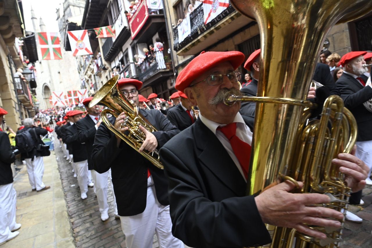 El Alarde desfila por las calles de Hondarribia