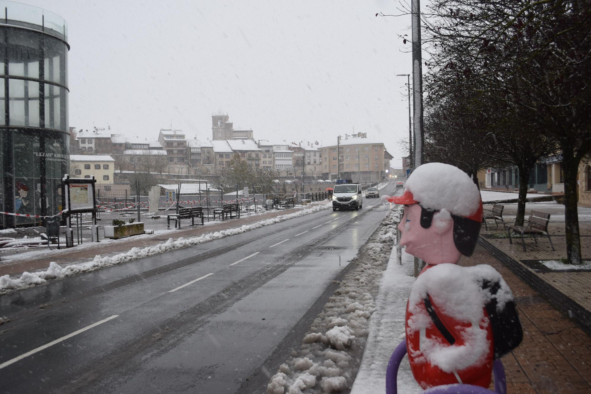 En imágenes: Agurain amanece nevado