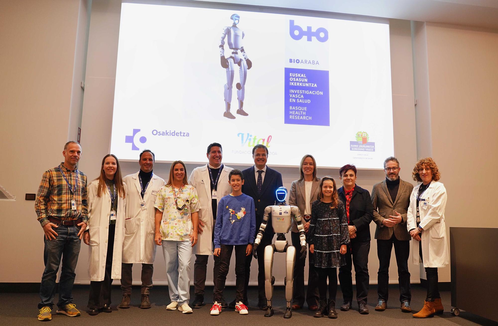 Presentación de SAAKI, el nuevo humanoide pediátrico de la OSI Araba.