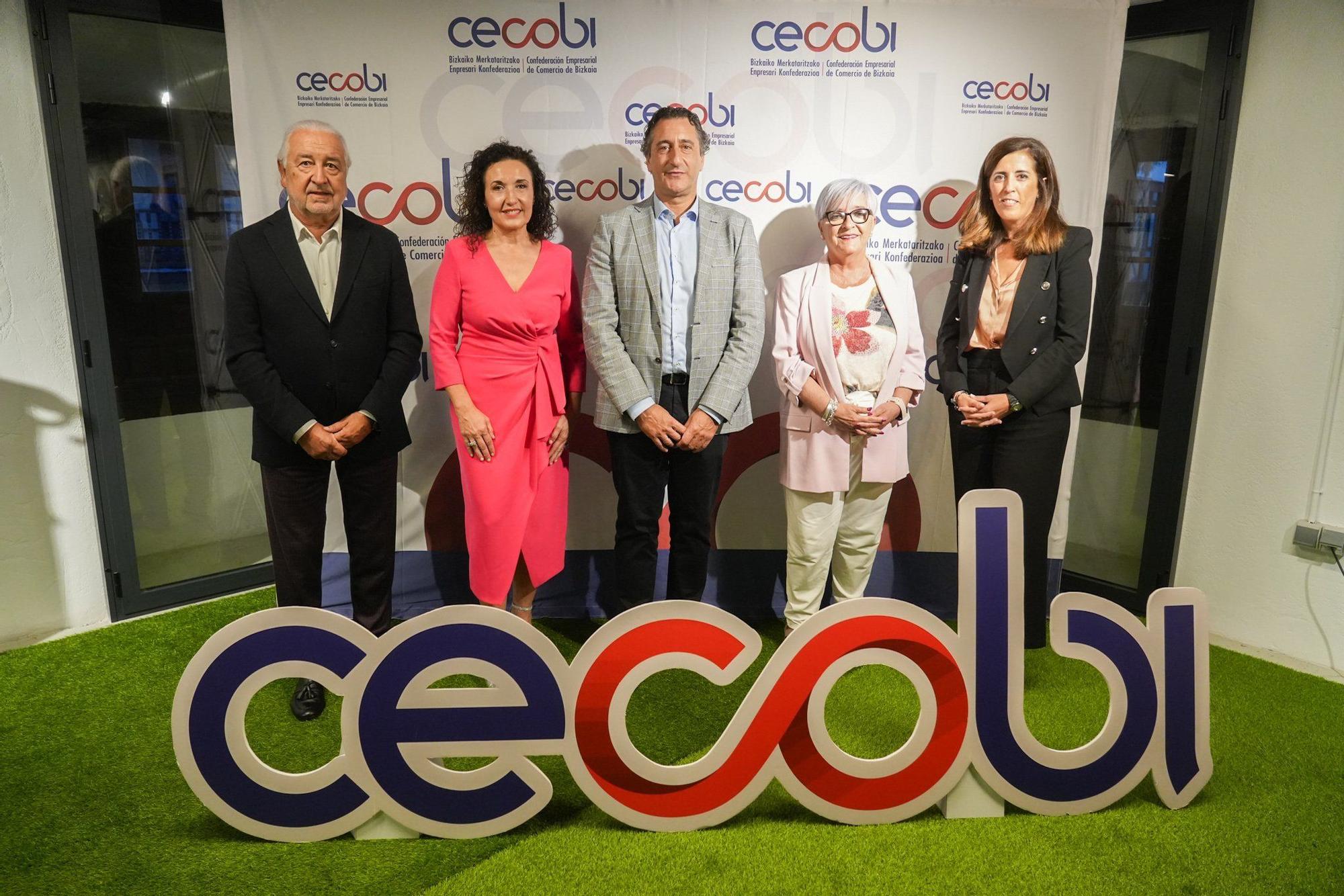 Pedro Campo; la vicepresidenta de Cecobi, Laura Batán; el alcalde de Balmaseda, Alfonso San Vicente; la directora de Comercia, Izaskun Gómez y la presidenta de Cecobi, María López Negrete.