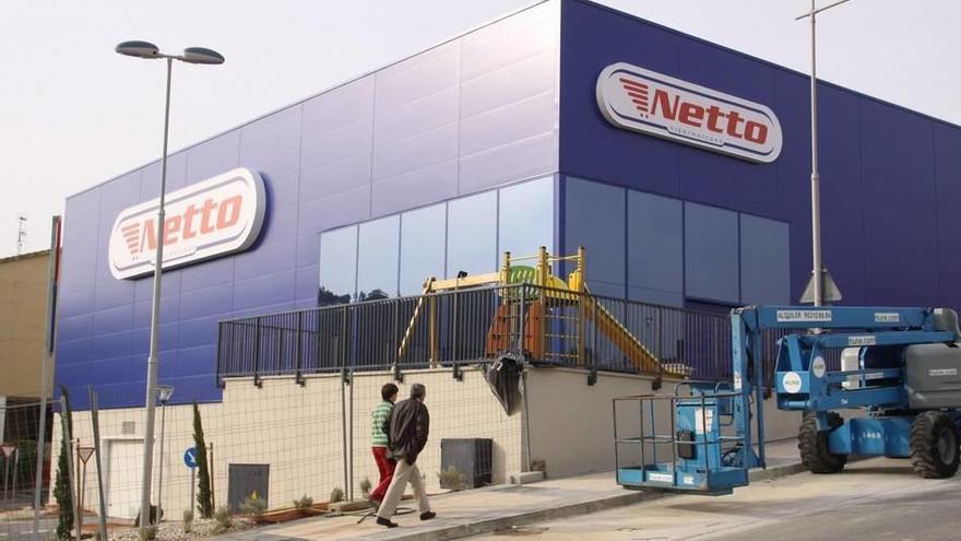 Imagen exterior del nuevo hipermercado Netto de Estella.
