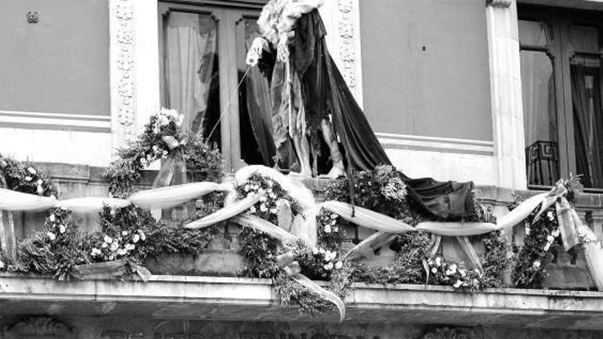 El Principal, ayer, engalonado como un cementerio de flores y presidido por un Frankenstein.