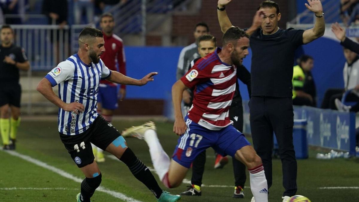 Luis García observa a Rioja desde la banda en el partido entre el Deportivo Alavés y Granada