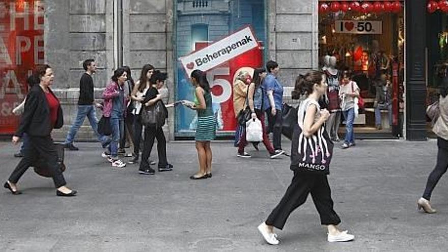 La Gran Vía de la capital vizcaina se llenó de personas que acudían al primer día de las rebajas de verano.