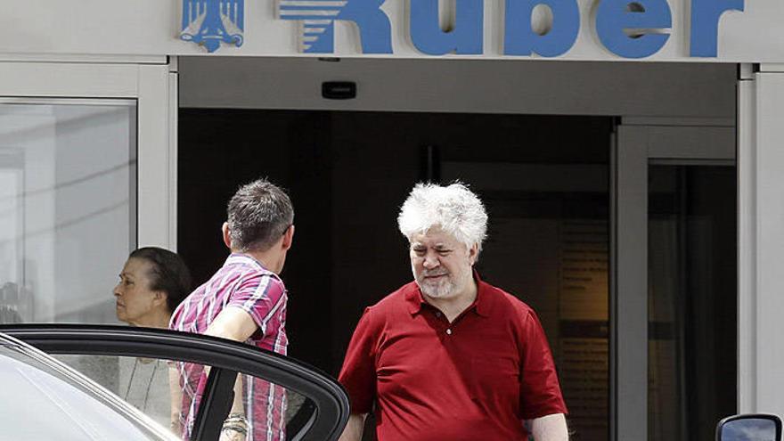 El cineasta Pedro Almodóvar sale de la clínica Ruber Internacional, en Madrid, tras visitar a Penélope Cruz y Javier Bardem que han sido padres de una niña de la que todavía no se conoce ningún detalle.