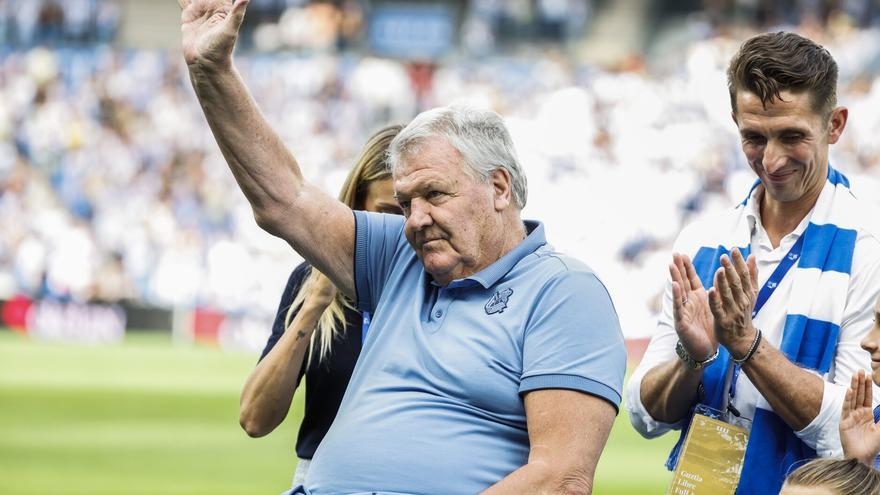 Anoeta homenajea a John Toshack