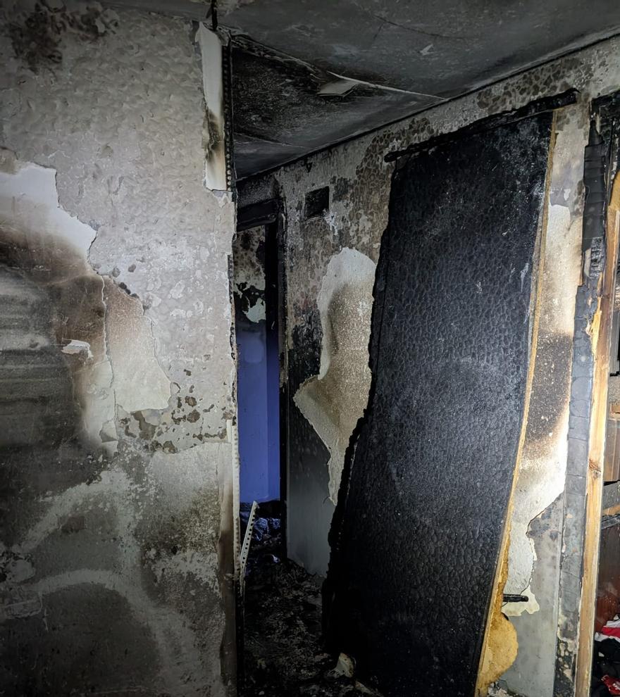 Estado en el que ha quedado el interior del piso incendiado en Barakaldo