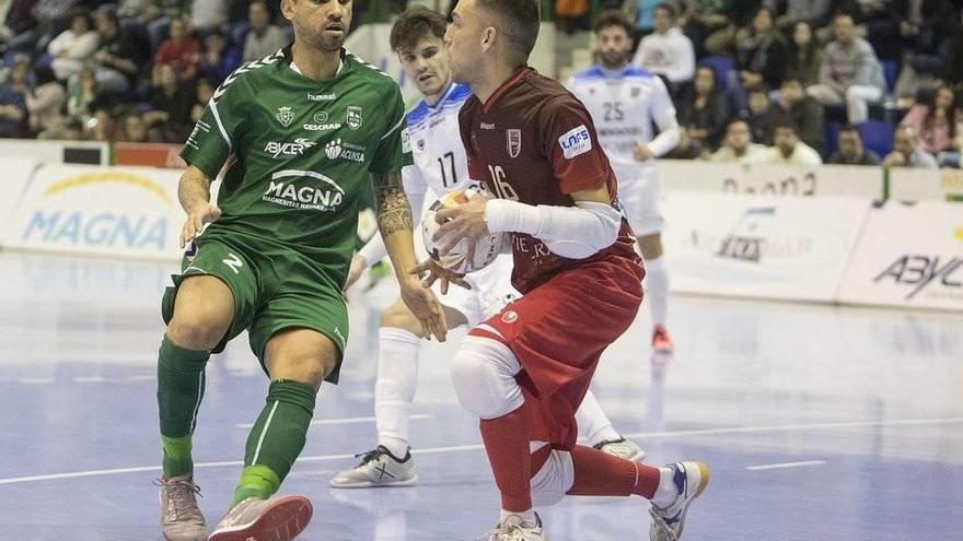 Conejo, portero del Antequera, atrapa el balón ante Araça -autor de un gol ayer- y ante la mirada de Alvarito.