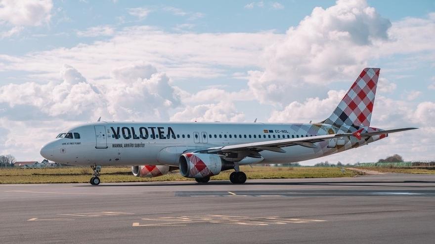 Volotea deja de aplicar su recargo por el aumento del combus