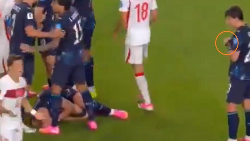 El insólito momento viral del Mundial: marca un gol, encuentra el reloj del árbitro y se lo pone en pleno partido