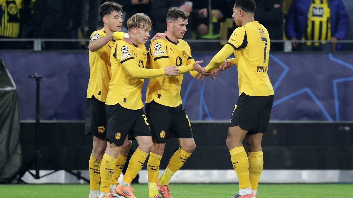 Jugadores del Dortmund celebran el gol de Svensson